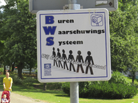 908105 Afbeelding van het bordje 'Buren Waarschuwings Systeem', geplaatst bij de Wolgadreef te Utrecht.